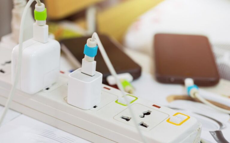 Does Leaving A Charger Plugged In Use Electricity (2025)